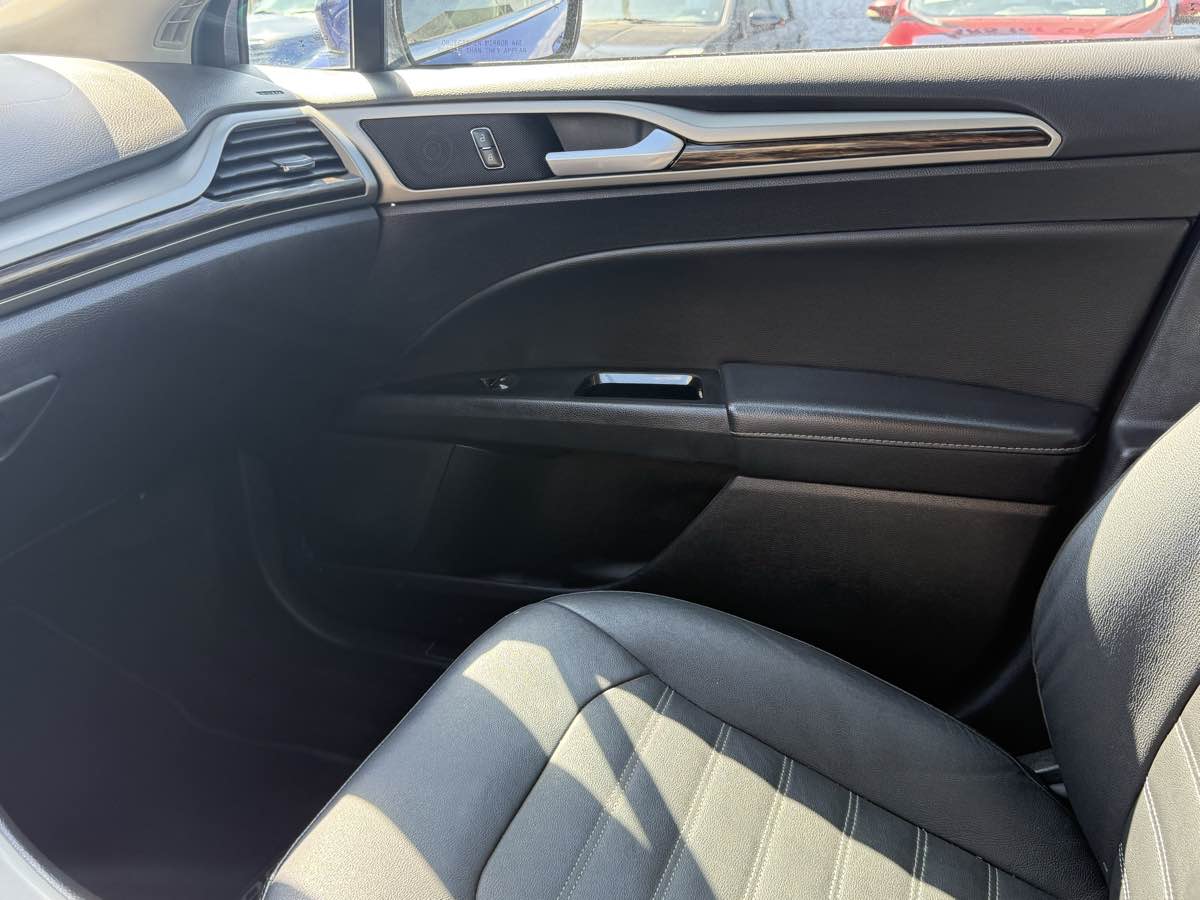 2016 Ford Fusion SE Hybrid photo 28