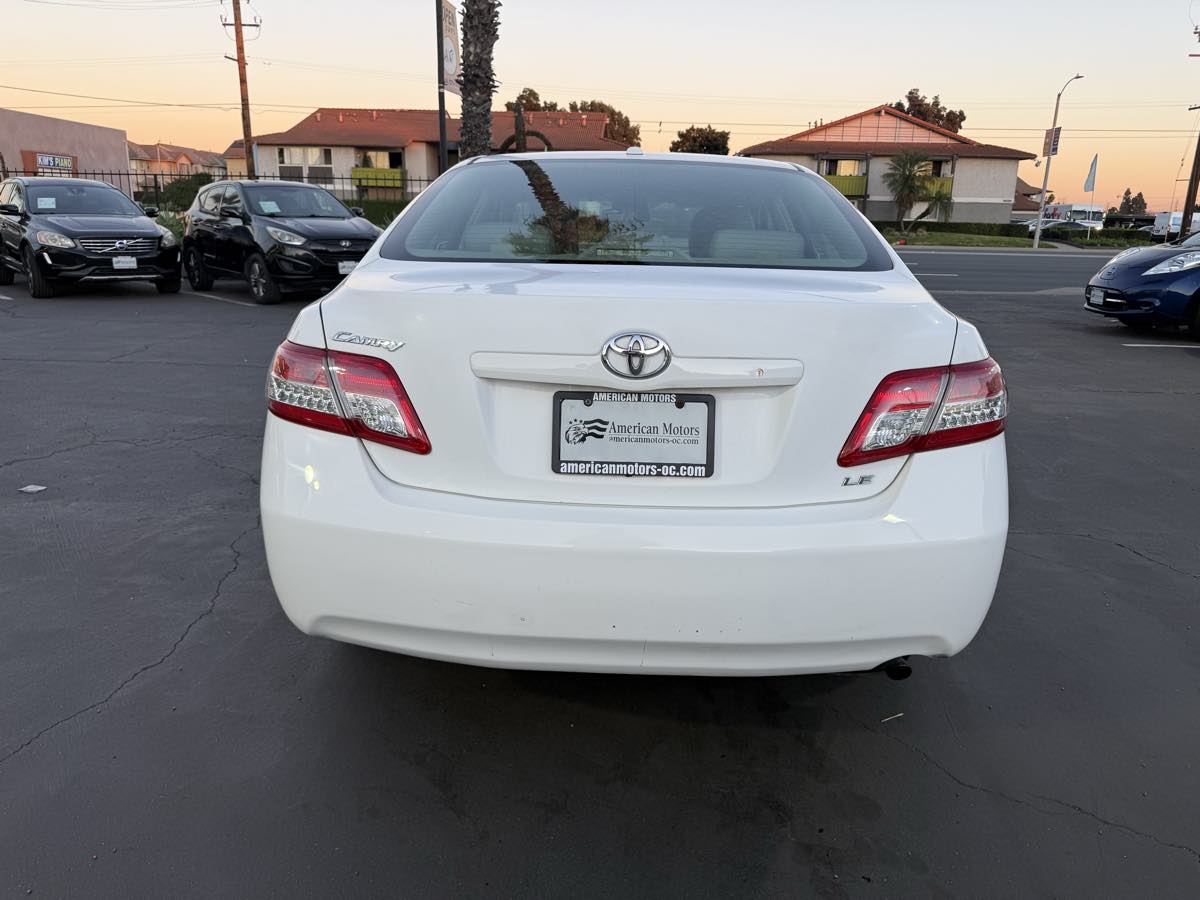 2011 Toyota Camry LE photo 2
