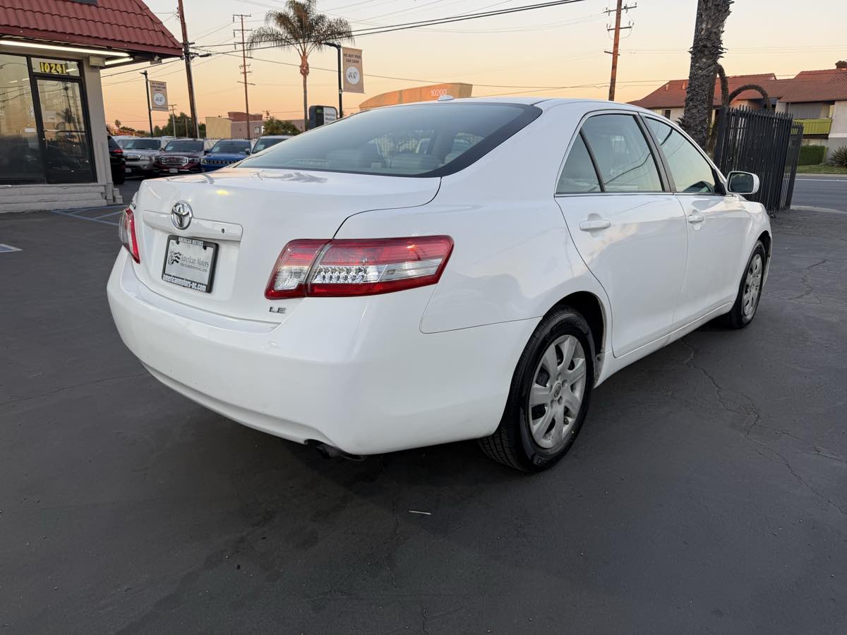 2011 Toyota Camry LE photo 4