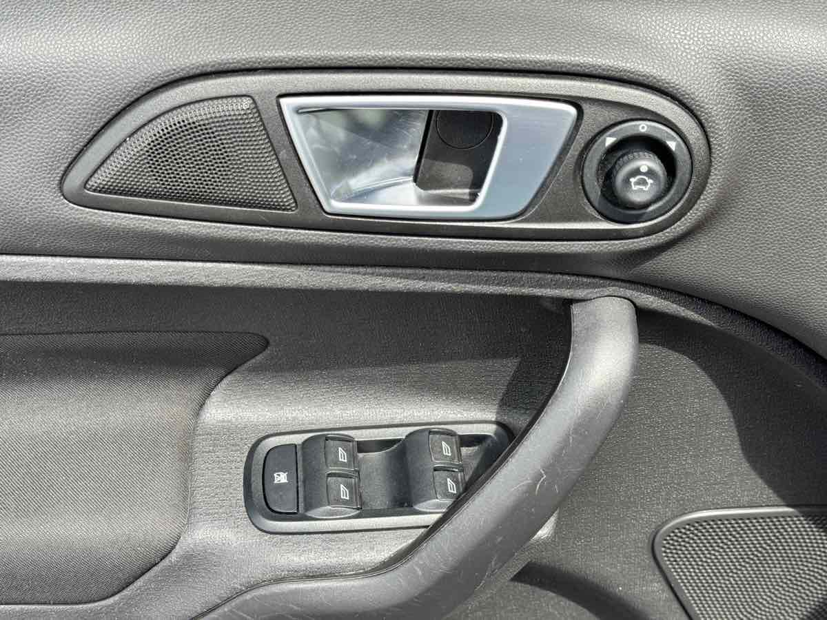 2016 Ford Fiesta SE - Photo 39