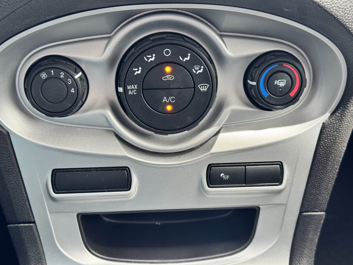 2016 Ford Fiesta SE - Photo 46