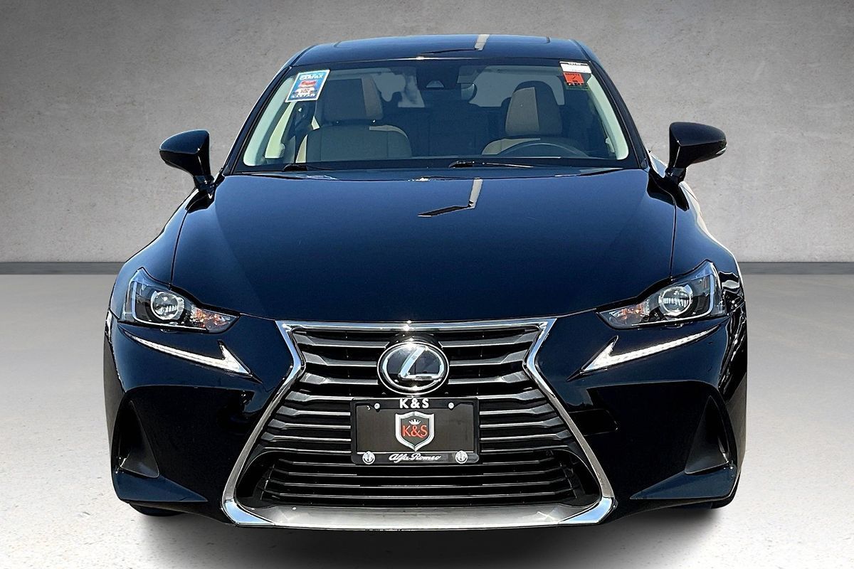 2017 Lexus IS 200t photo 4