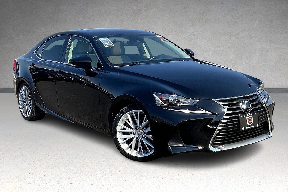 2017 Lexus IS 200t photo 3