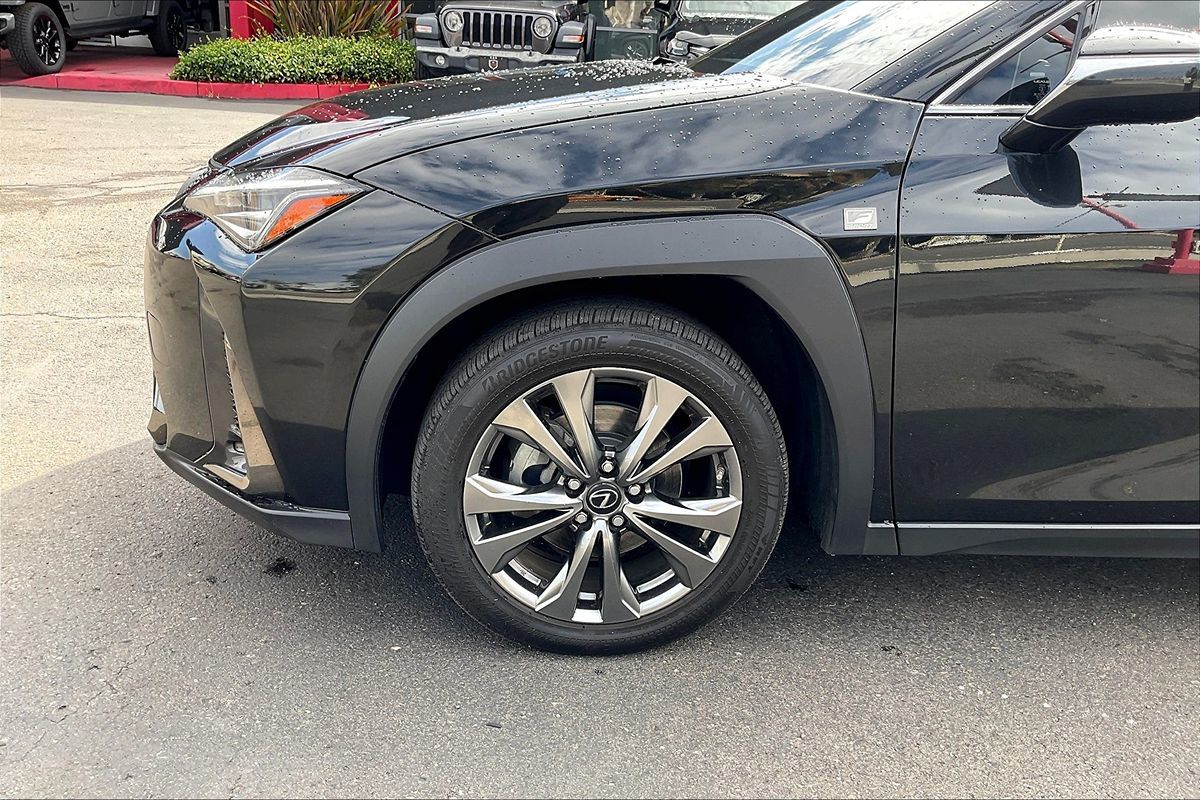 2019 Lexus UX 200 F SPORT photo 4