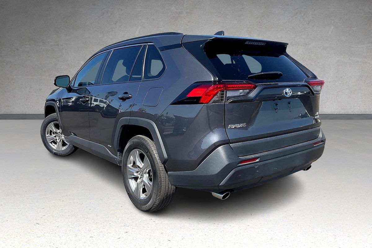 2024 Toyota RAV4 Hybrid XLE photo 3