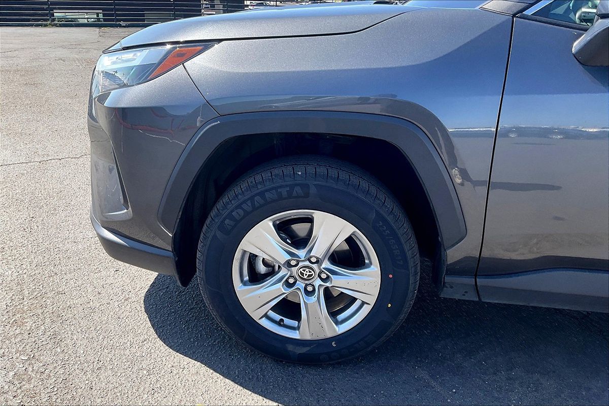 2024 Toyota RAV4 Hybrid XLE photo 4