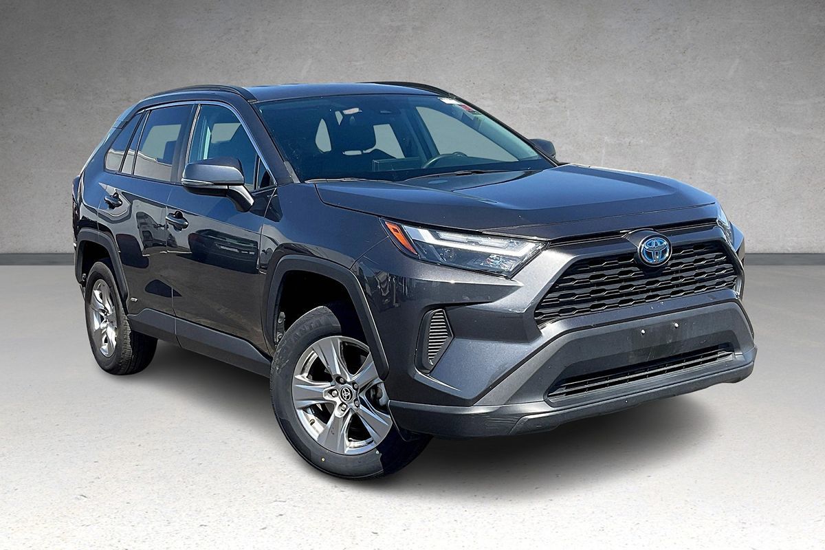 2024 Toyota RAV4 Hybrid XLE photo 2