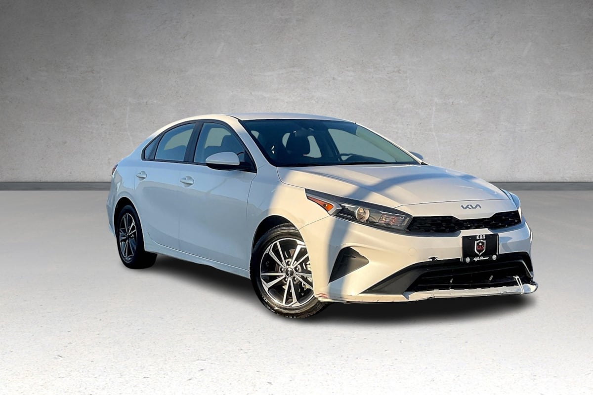 2022 Kia Forte LXS photo 2