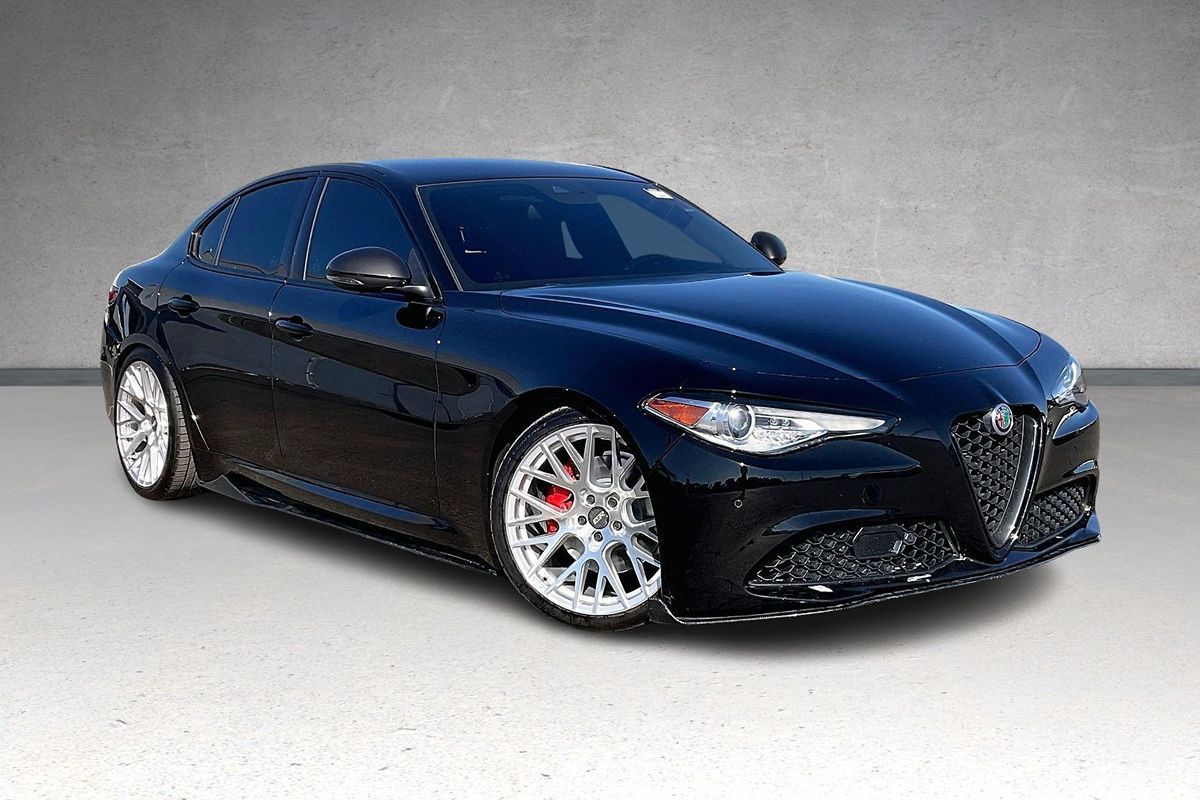 2021 Alfa Romeo Giulia photo 2