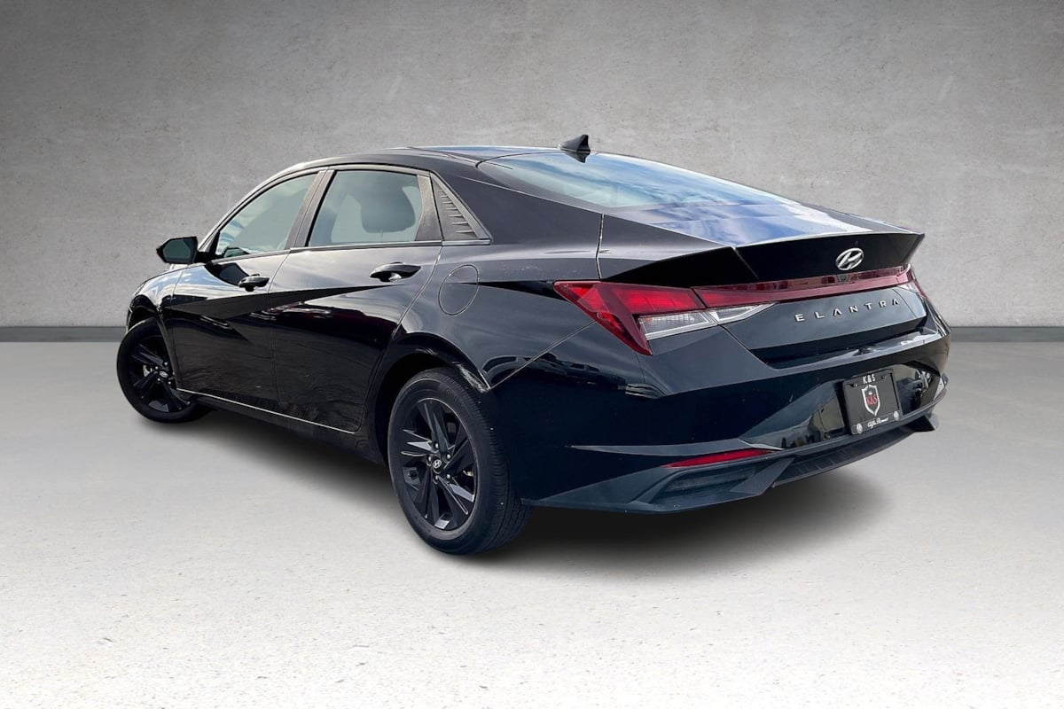 2021 Hyundai Elantra SEL photo 3