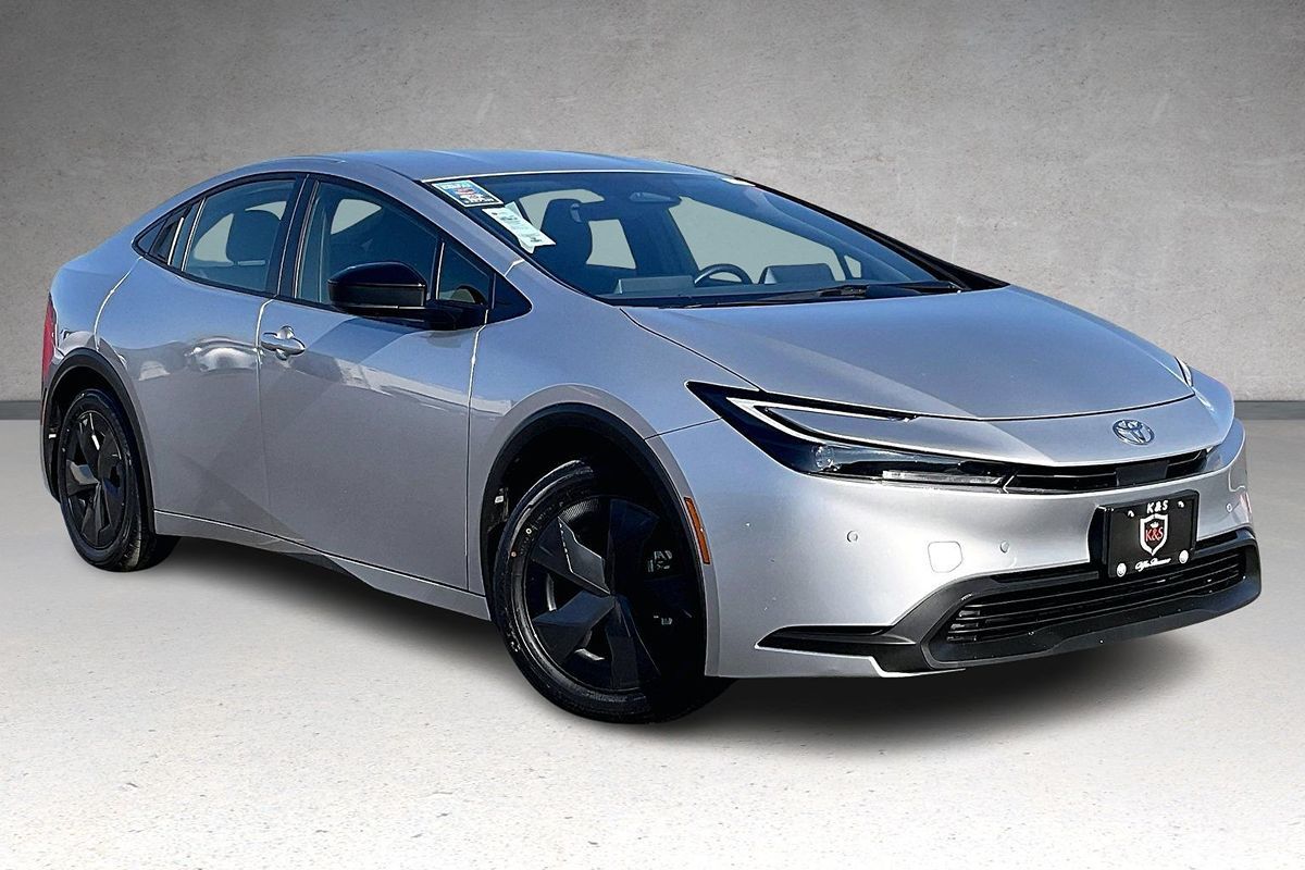 2024 Toyota Prius LE photo 2