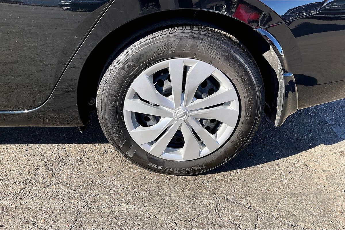 2025 Nissan Versa S photo 4