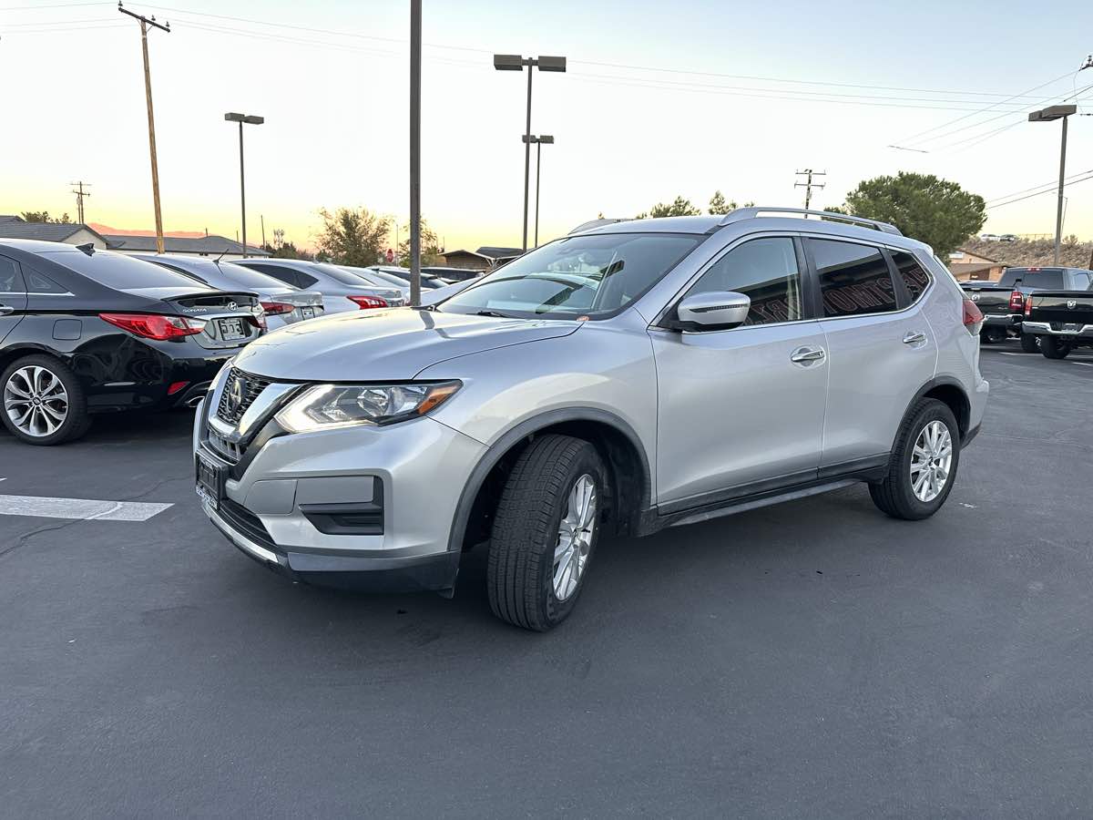 2020 Nissan Rogue SV - Photo 2