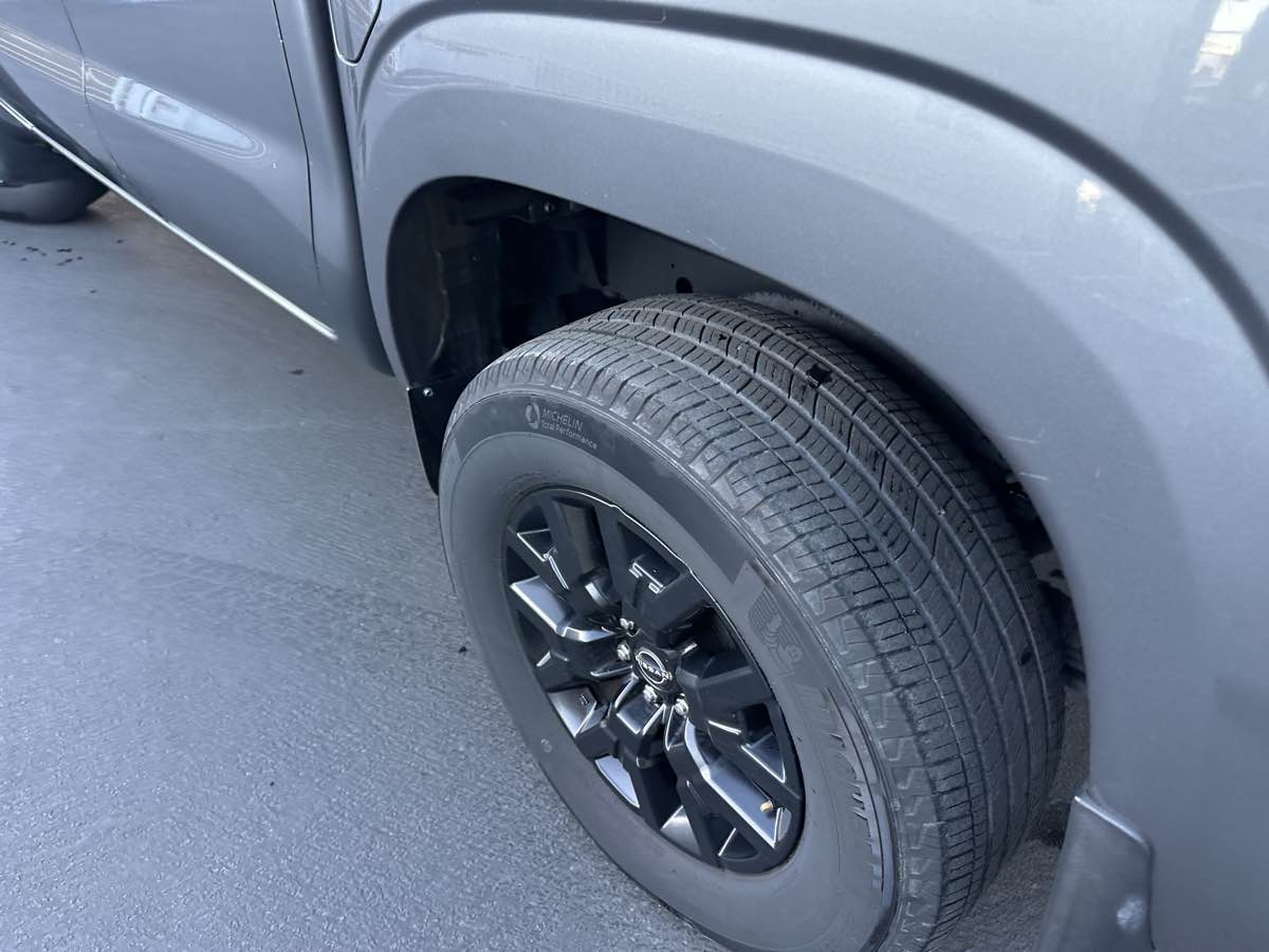 2023 Nissan Frontier SV - Photo 17