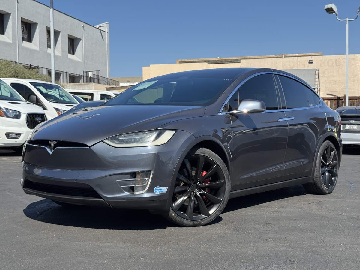 Tesla Model X photo 2
