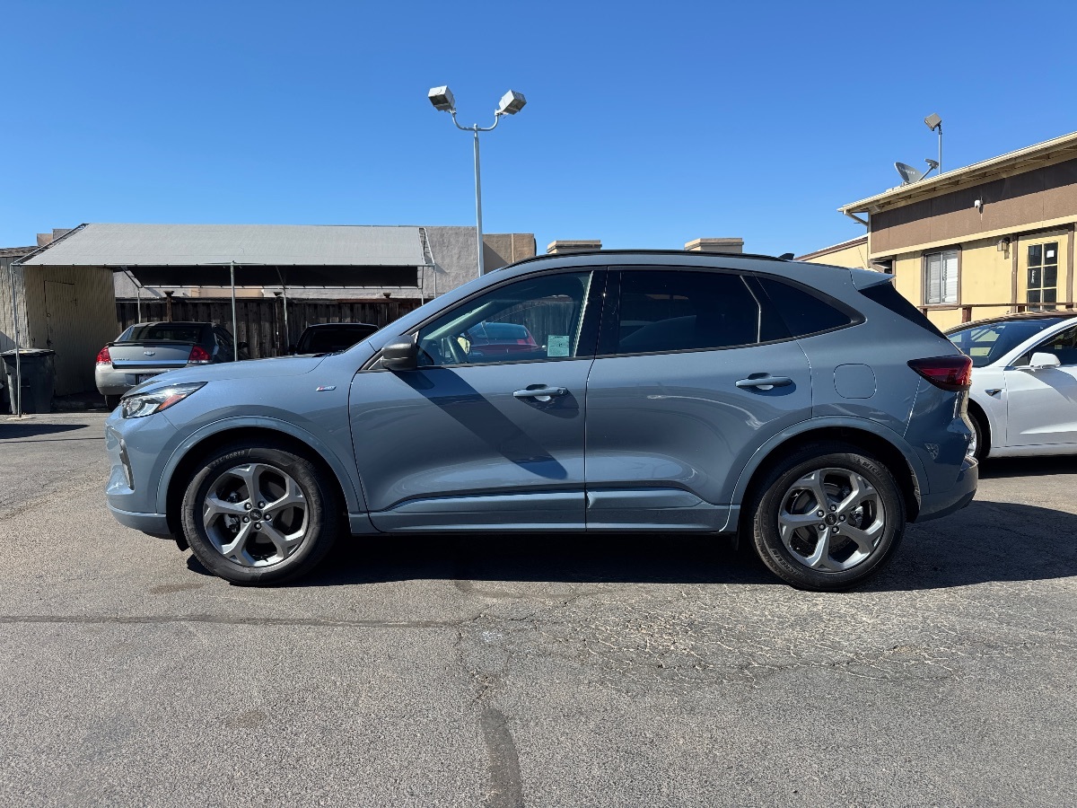 2024 Ford Escape ST-Line photo 2