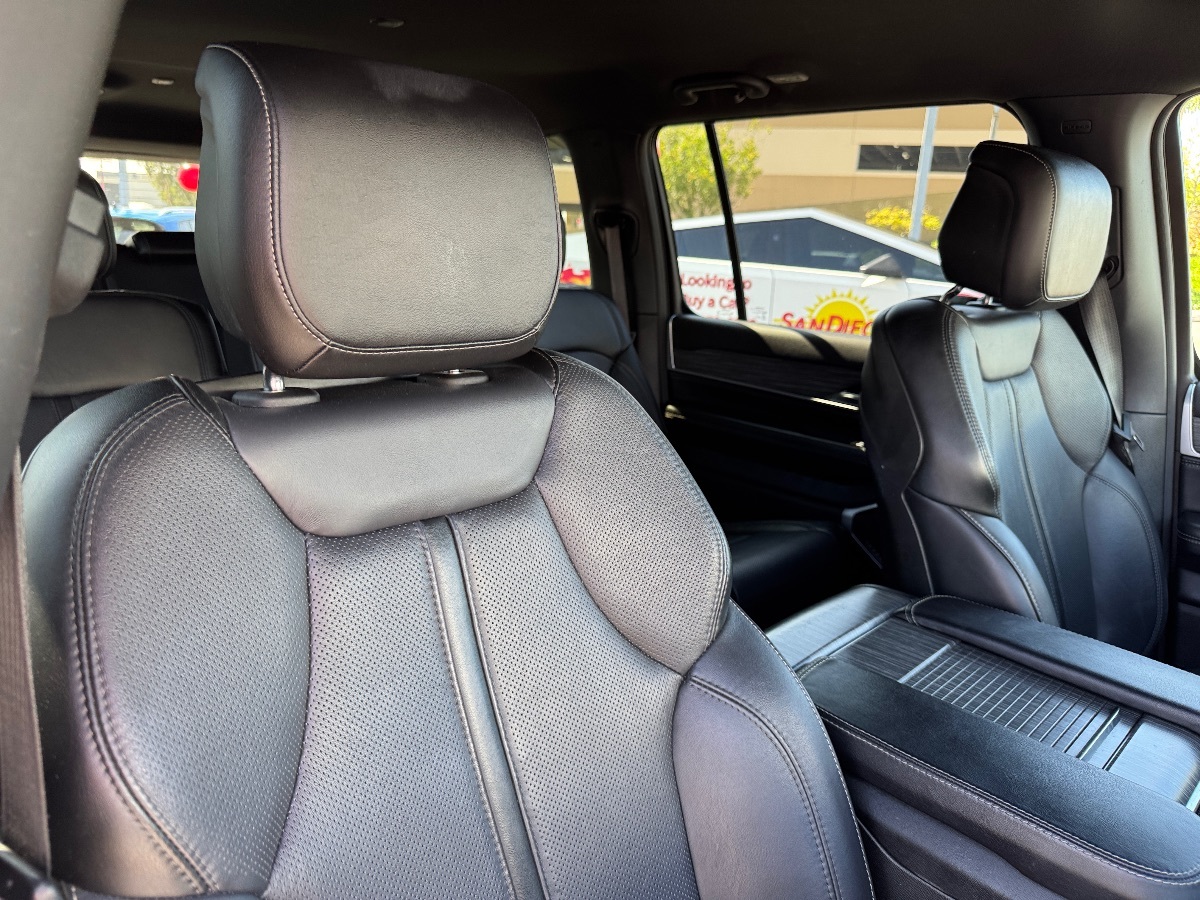 2024 Jeep Wagoneer L Series II photo 15