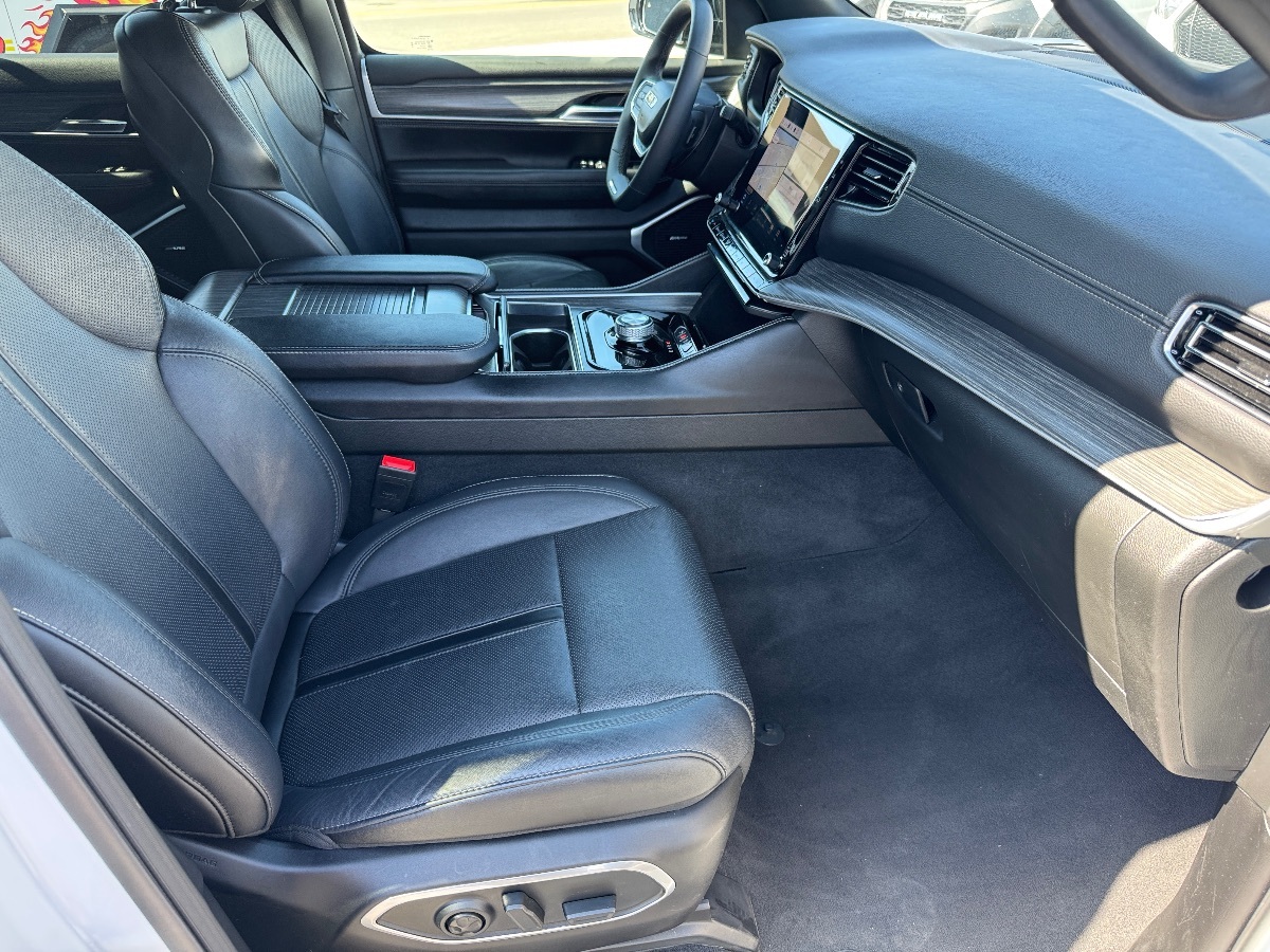 2024 Jeep Wagoneer L Series II photo 16