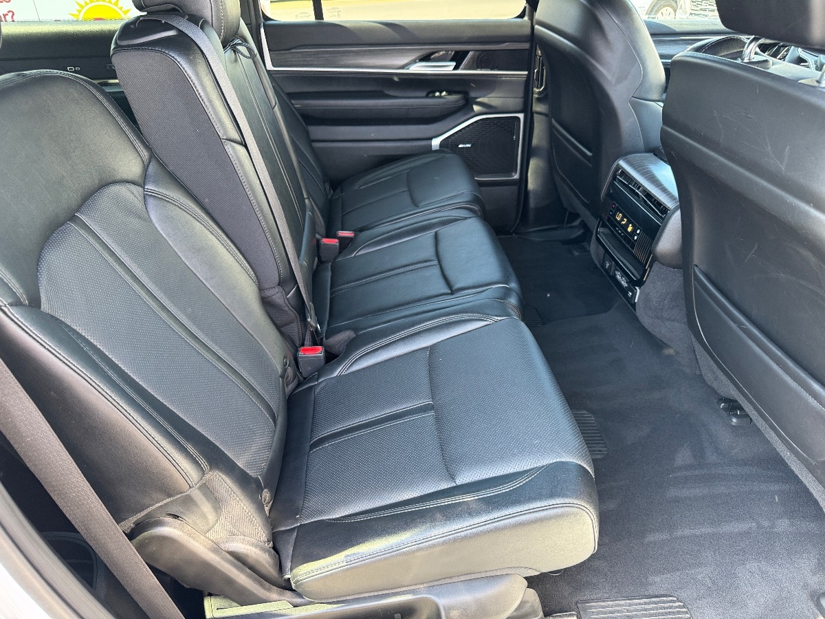 2024 Jeep Wagoneer L Series II photo 17