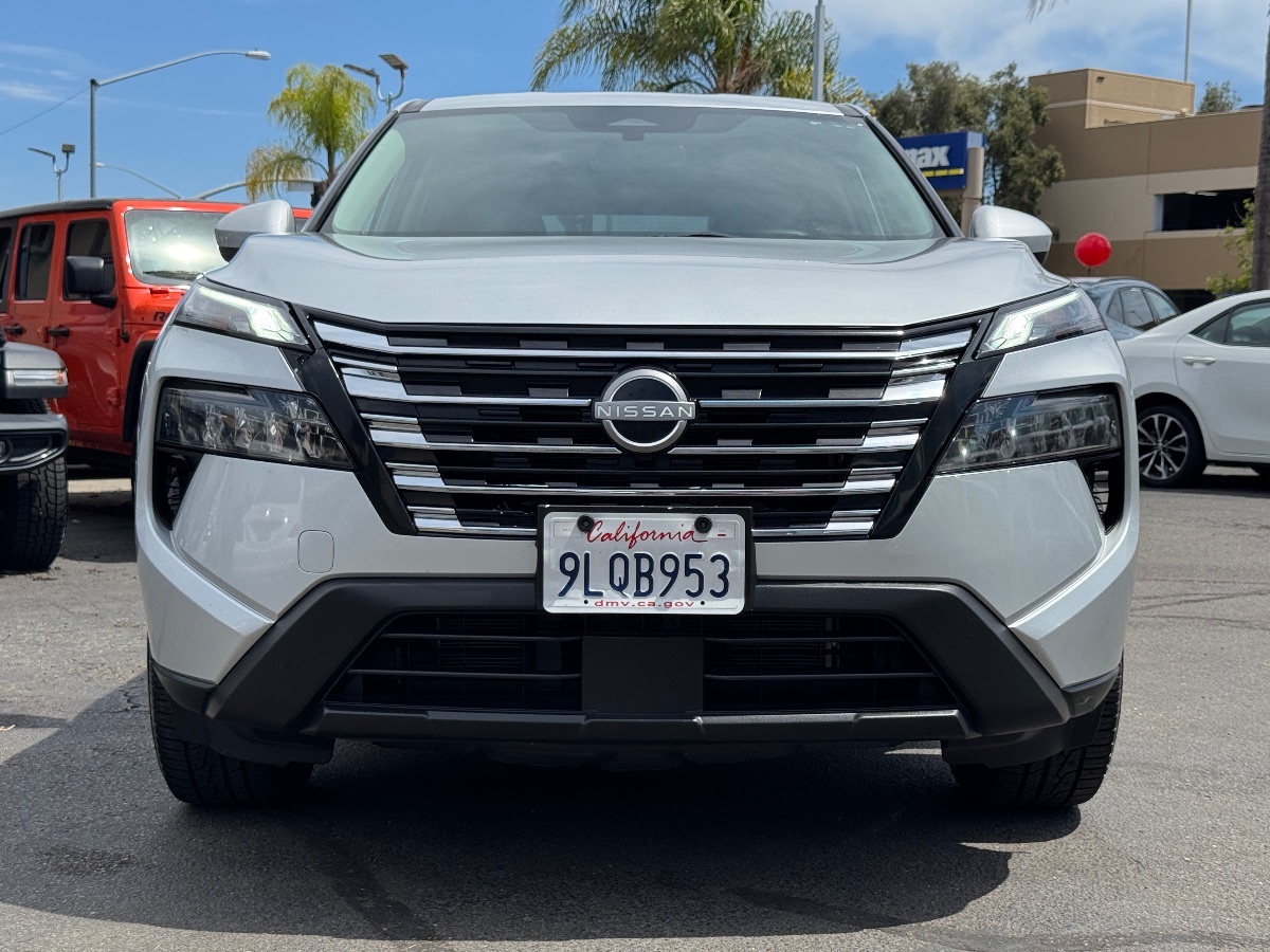 2024 Nissan Rogue SV photo 3