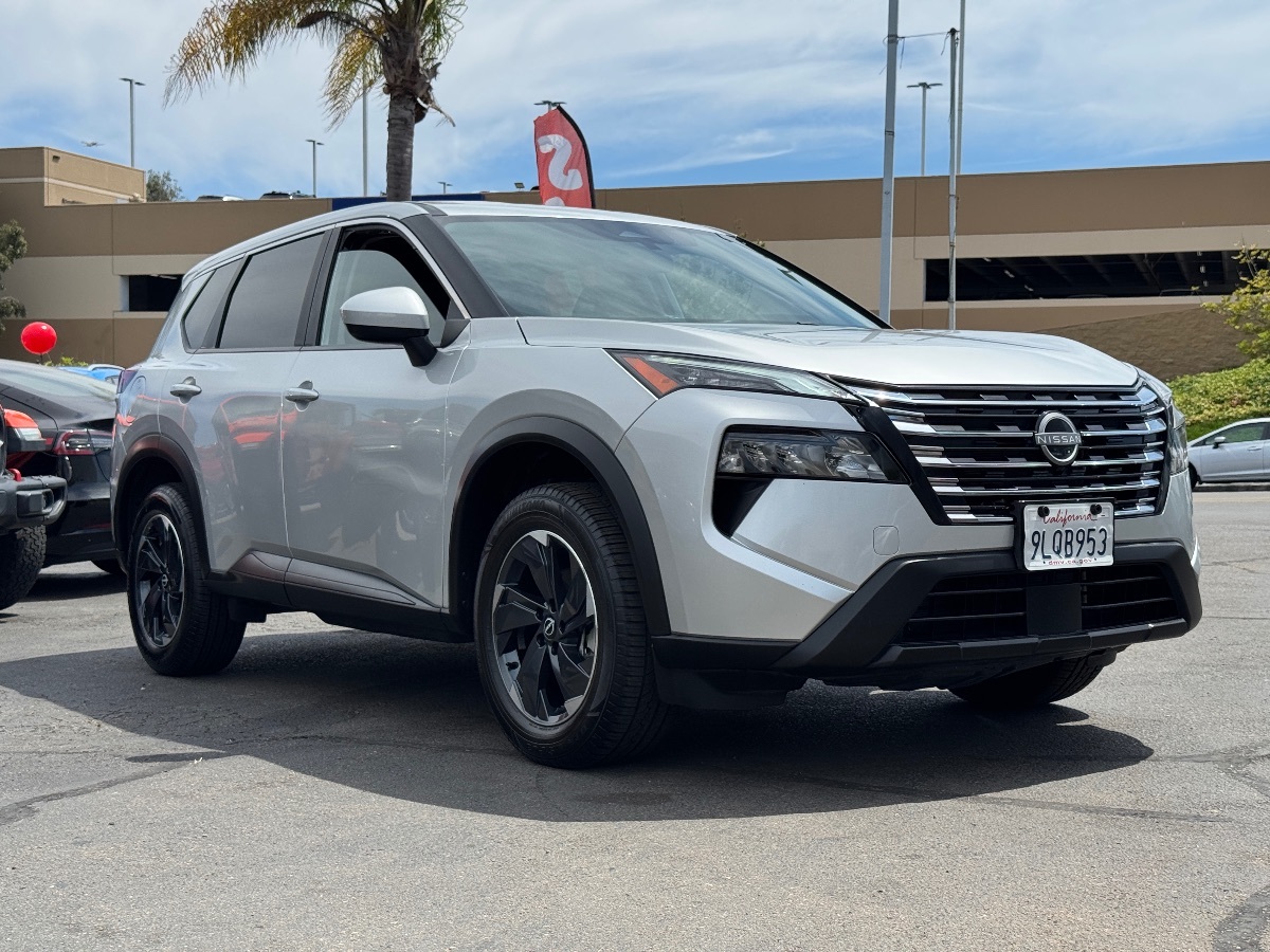 2024 Nissan Rogue SV photo 2