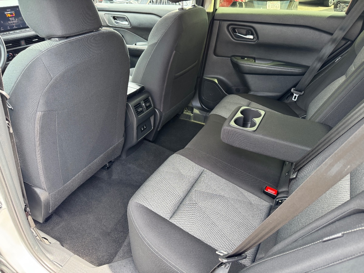 2024 Nissan Rogue SV photo 13