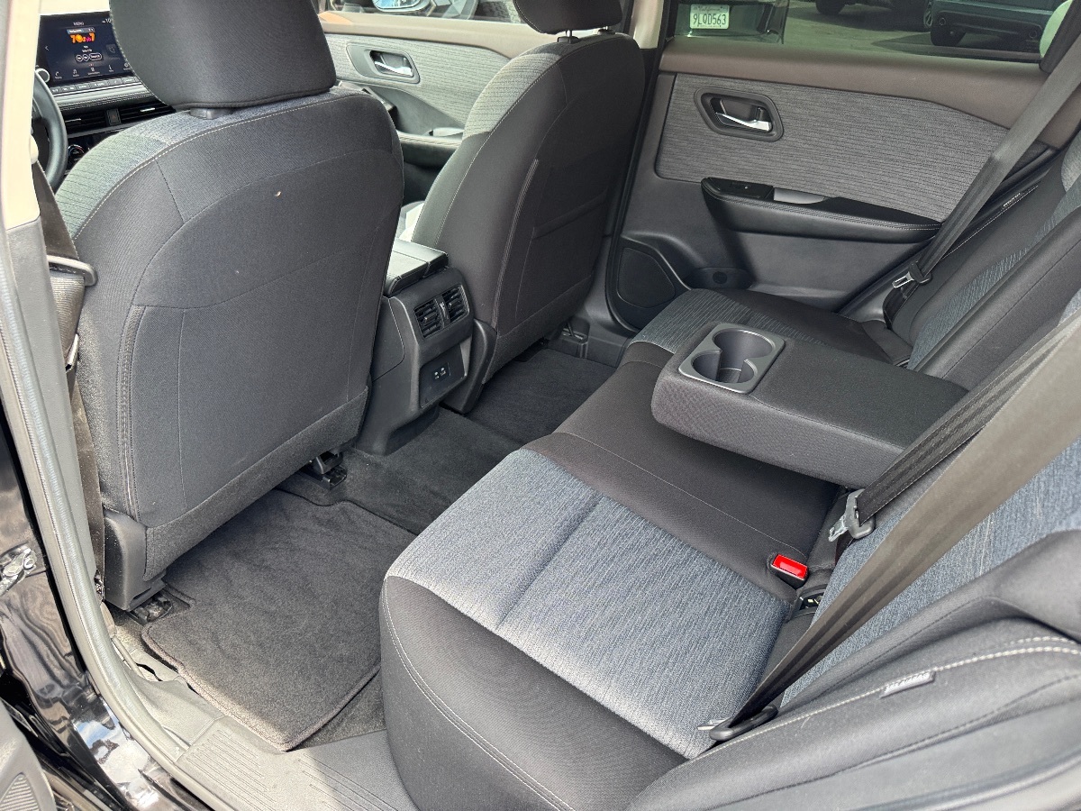 2023 Nissan Rogue SV photo 17