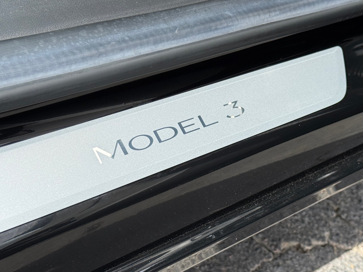 2018 Tesla Model 3 Long Range photo 18