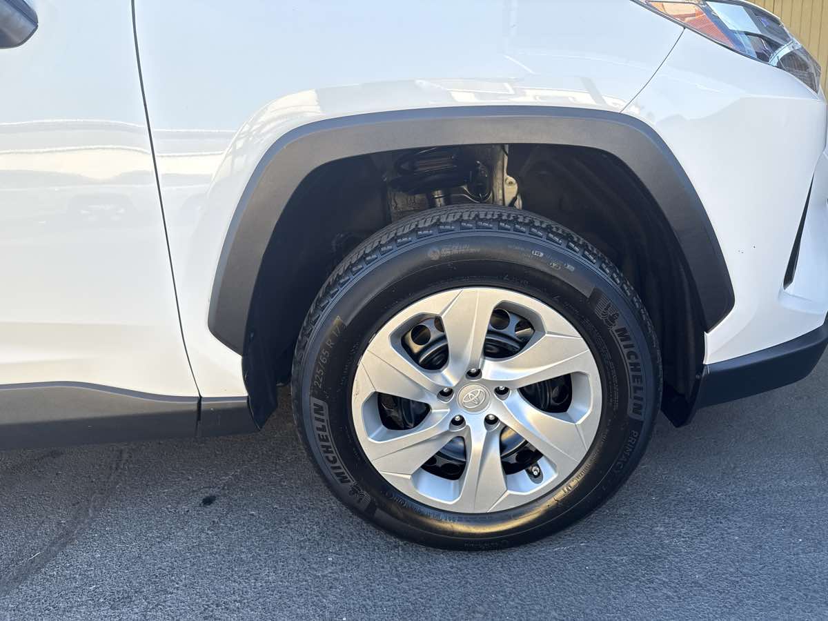 2024 Toyota RAV4 LE photo 3