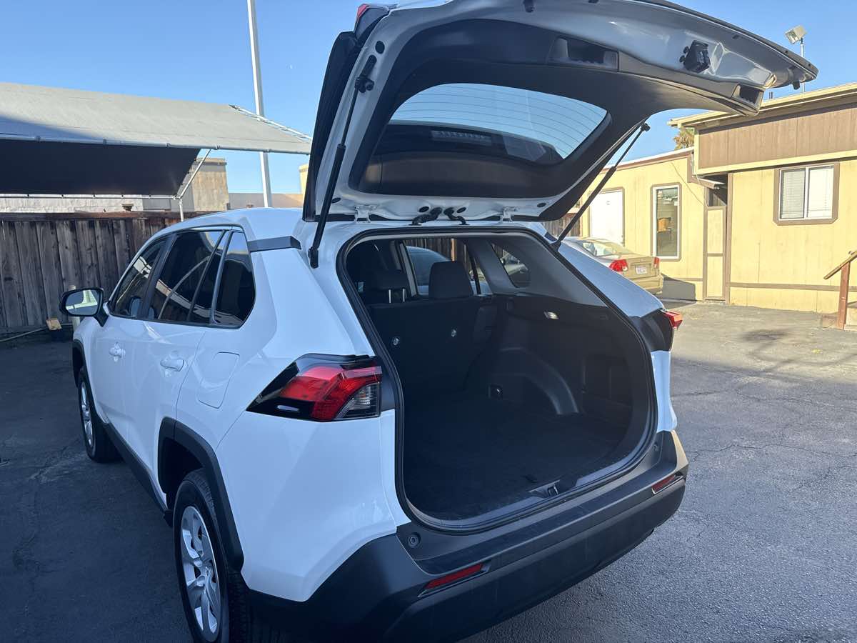 2024 Toyota RAV4 LE photo 6