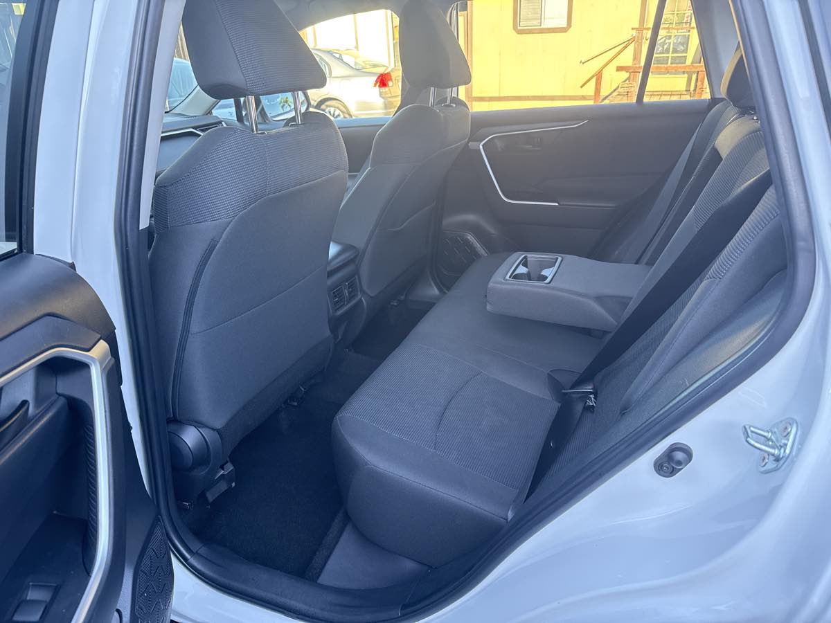 2024 Toyota RAV4 LE photo 8