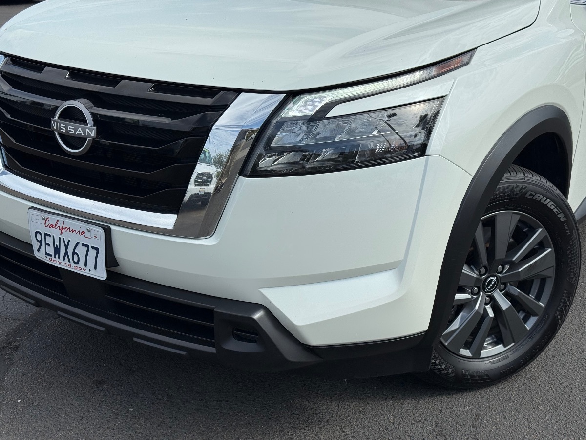 2023 Nissan Pathfinder SV photo 2
