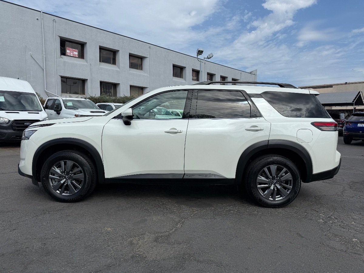 2023 Nissan Pathfinder SV photo 6