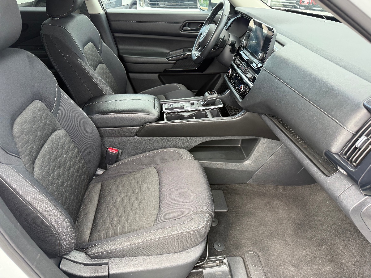 2023 Nissan Pathfinder SV photo 13