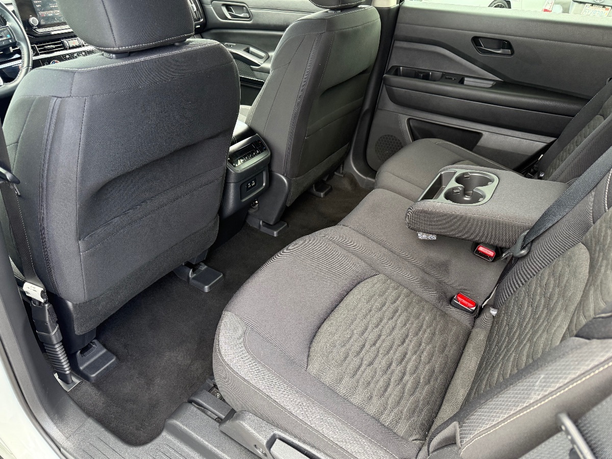 2023 Nissan Pathfinder SV photo 17