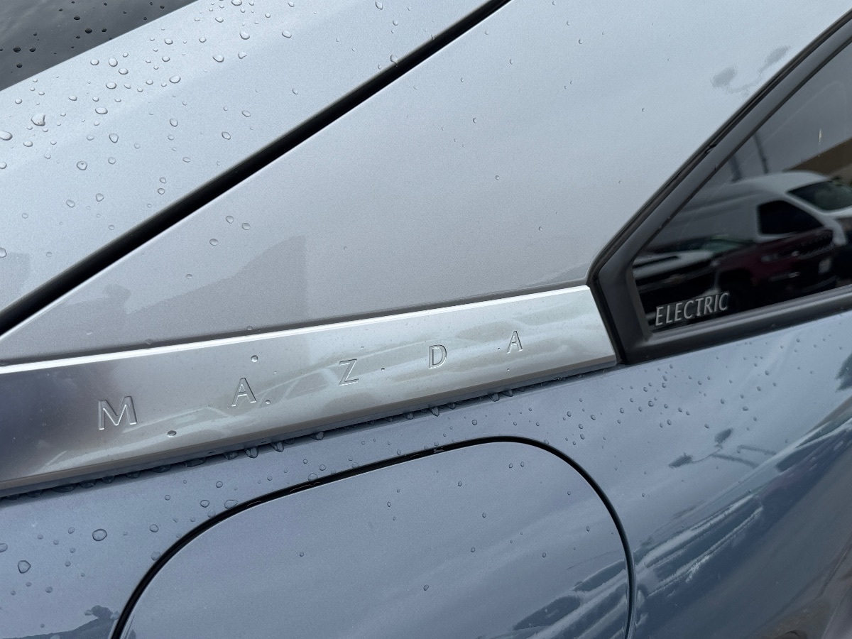 2022 Mazda MX-30 Premium Plus photo 8