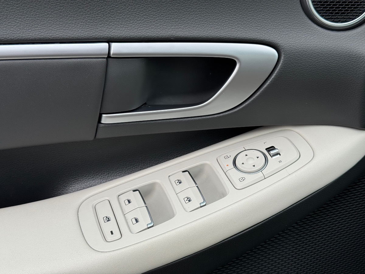 2025 Hyundai Sonata SEL photo 23