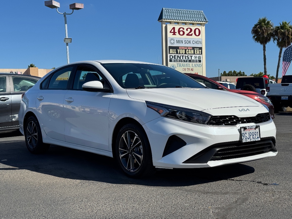 2023 Kia Forte LXS photo 4