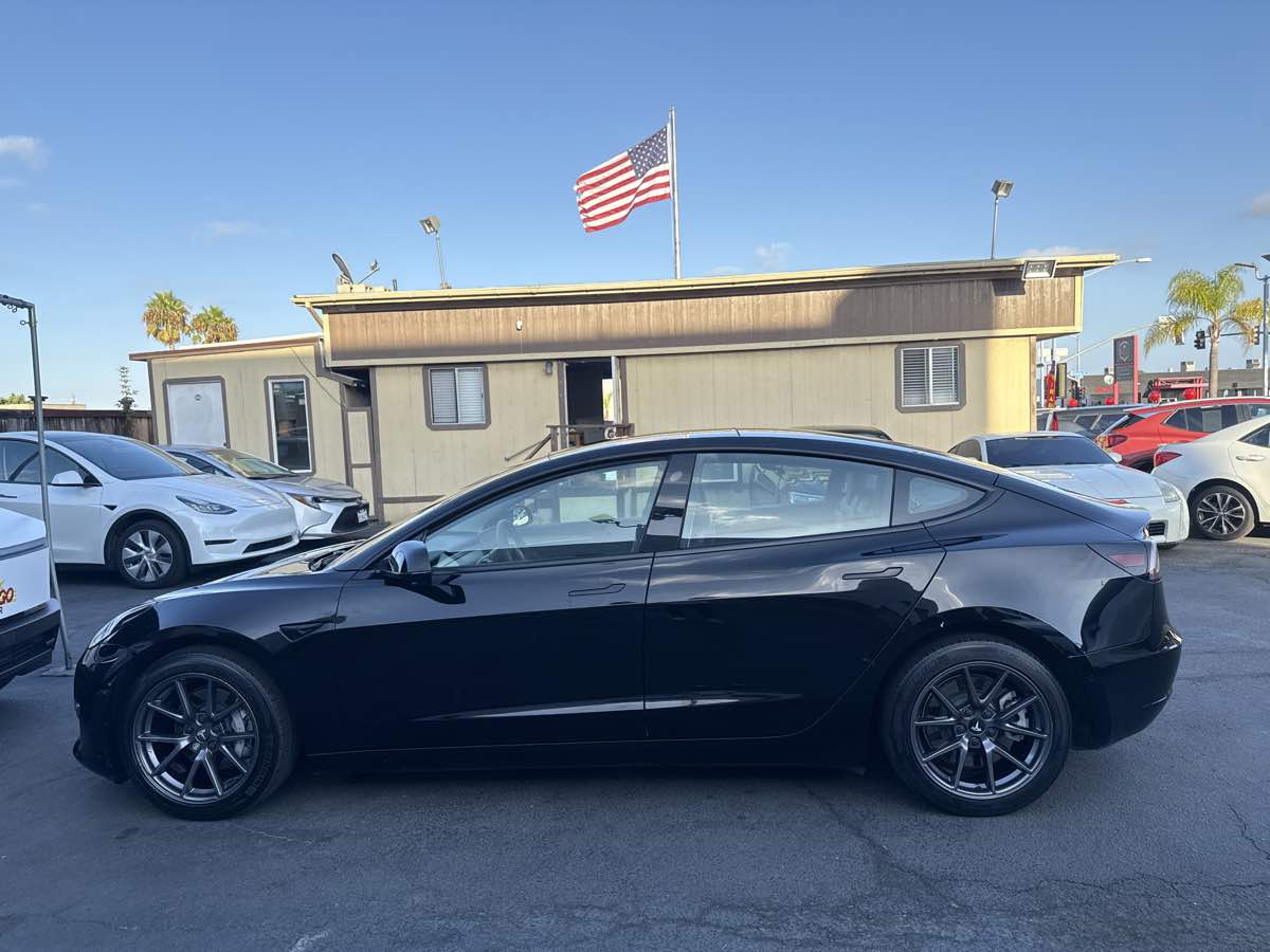 2021 Tesla Model 3 Standard Range Plus photo 6