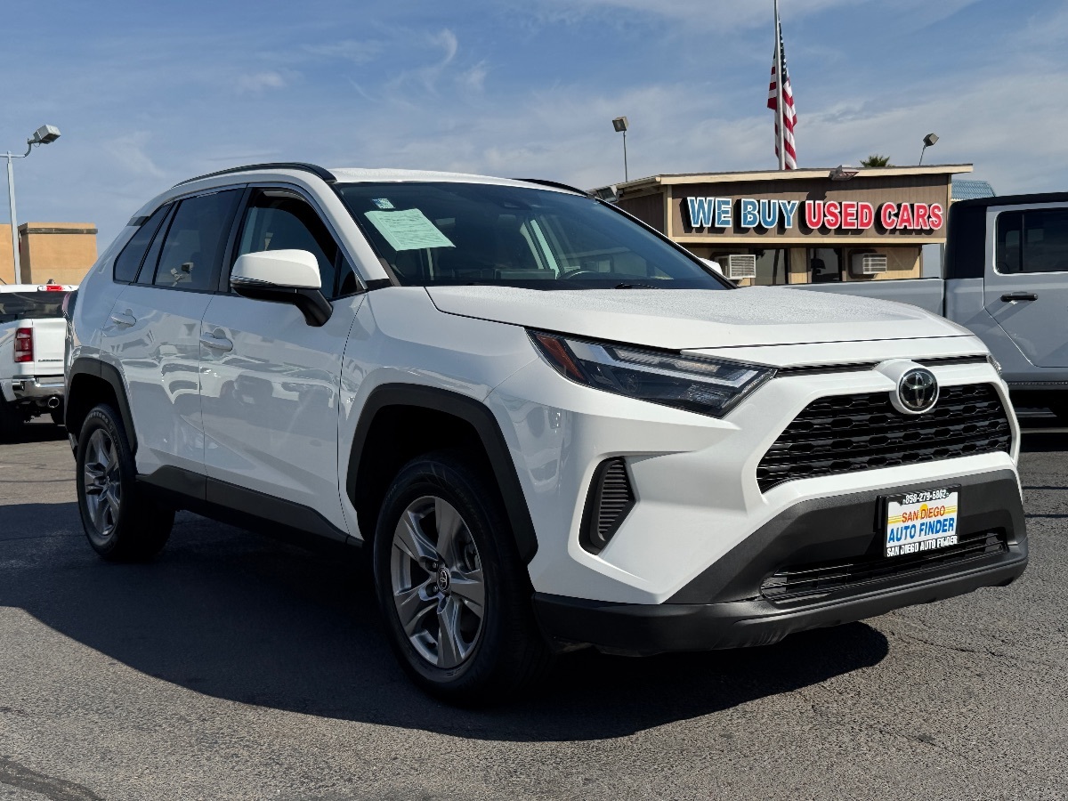 2022 Toyota RAV4 XLE photo 2