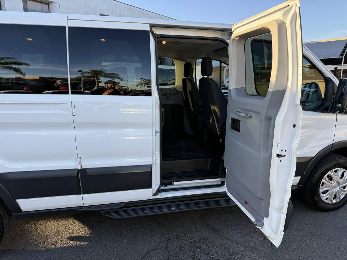 2016 Ford Transit XLT photo 4