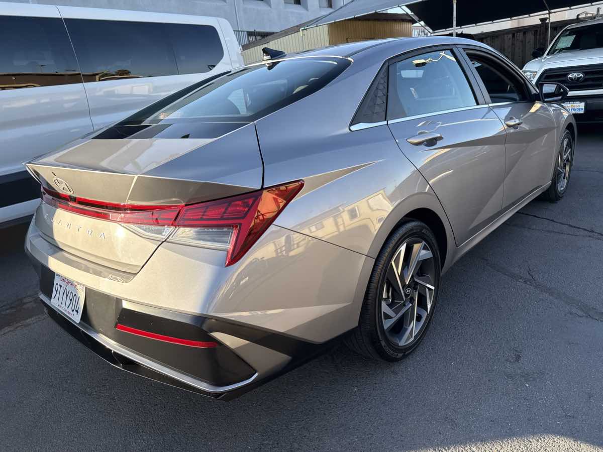 2025 Hyundai Elantra SEL Convenience photo 4