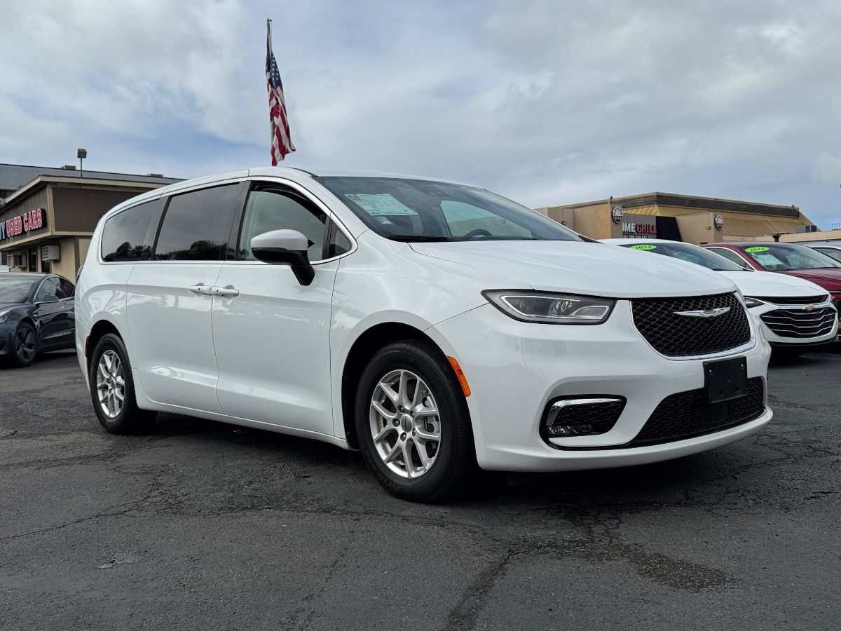 2023 Chrysler Pacifica Touring L - Photo 4