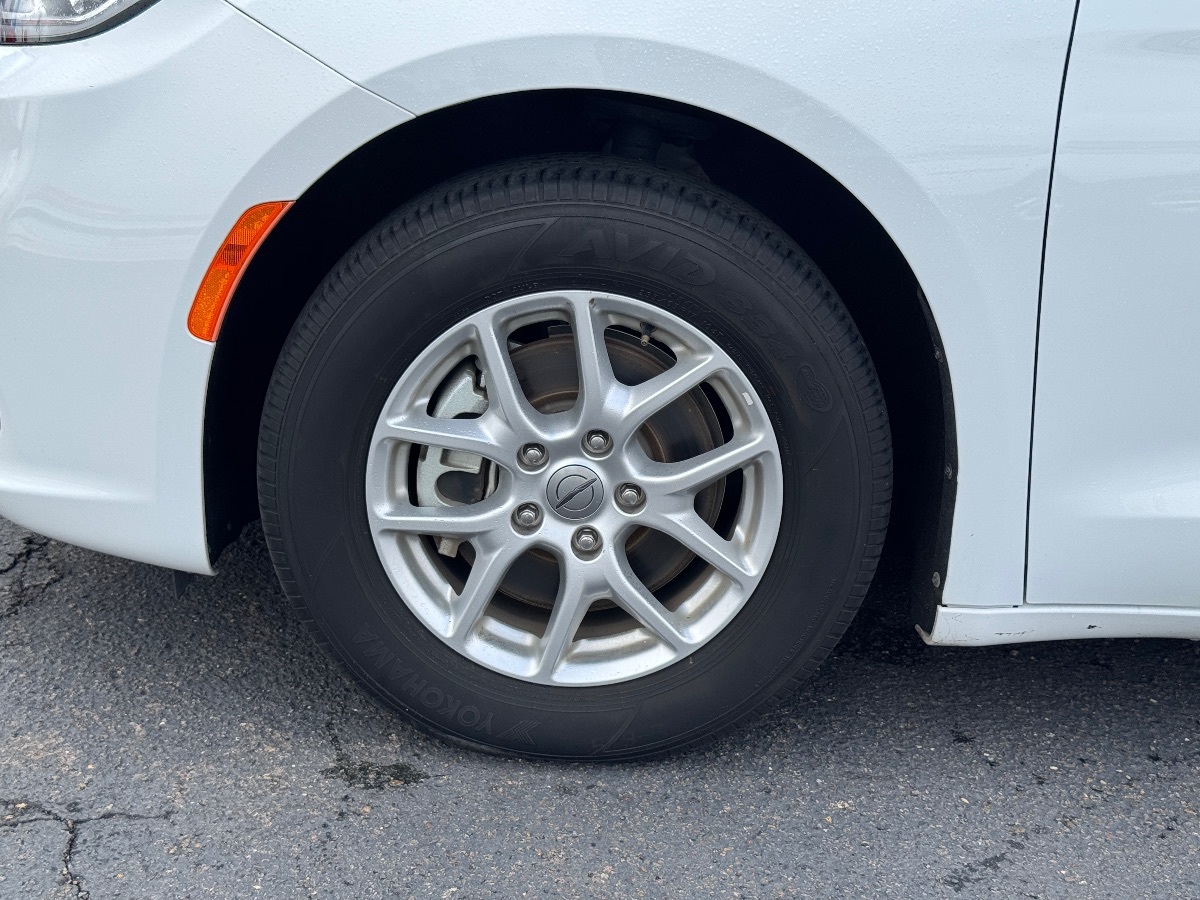 2023 Chrysler Pacifica Touring L - Photo 6