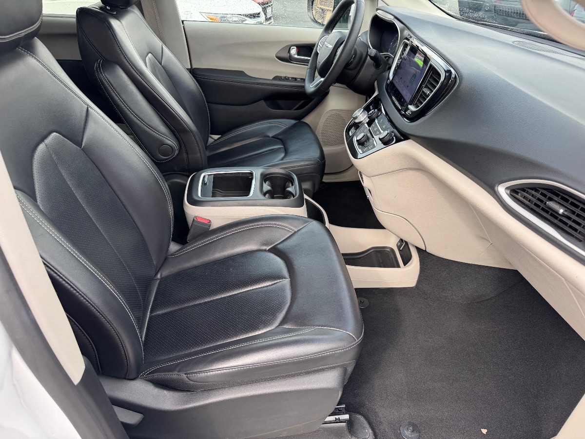 2023 Chrysler Pacifica Touring L - Photo 16