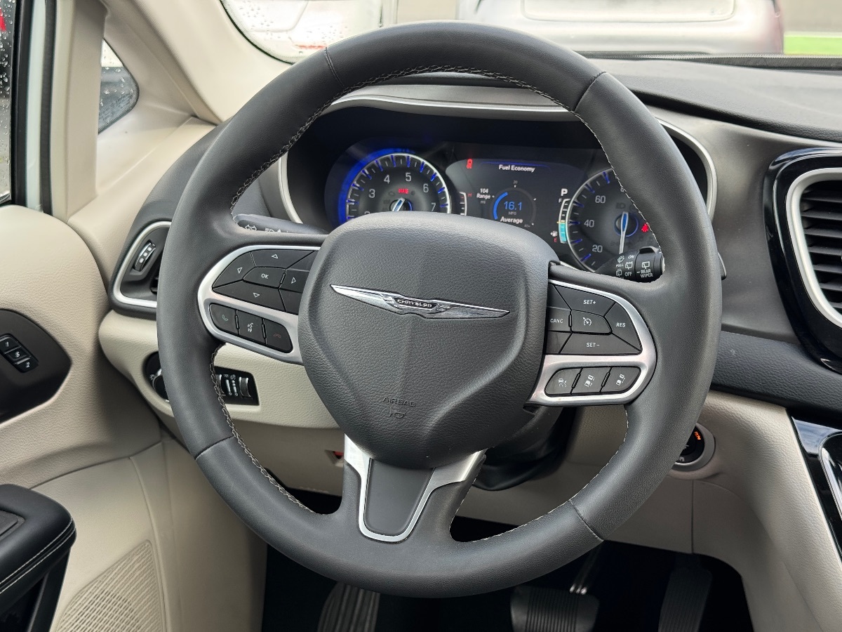 2023 Chrysler Pacifica Touring L - Photo 25