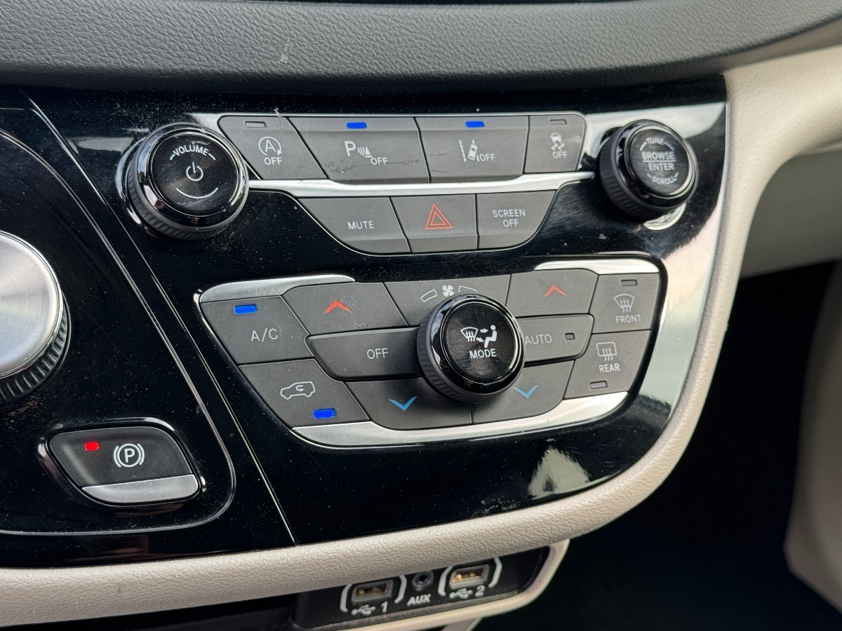 2023 Chrysler Pacifica Touring L - Photo 32