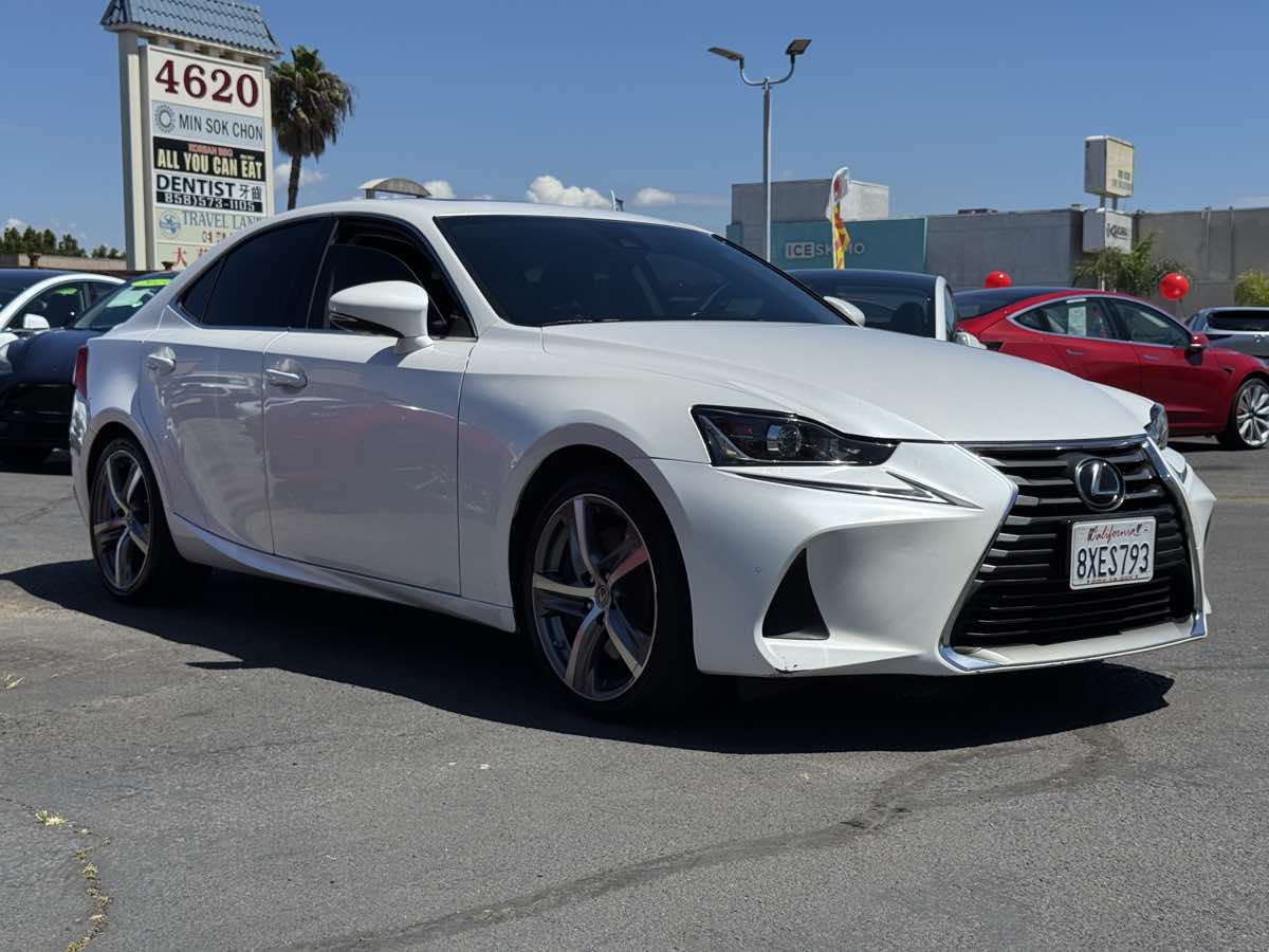 2017 Lexus IS 200t - Photo 4