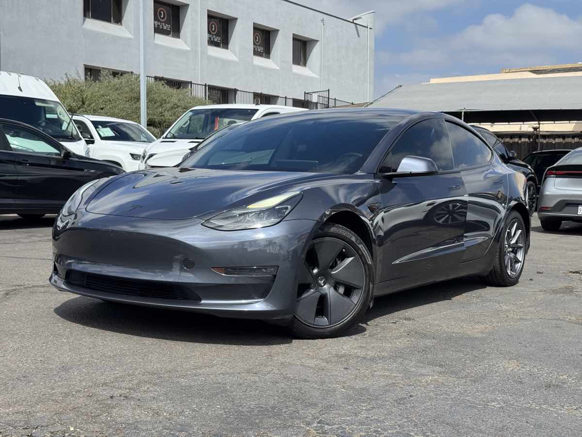 Tesla Model 3 photo 2