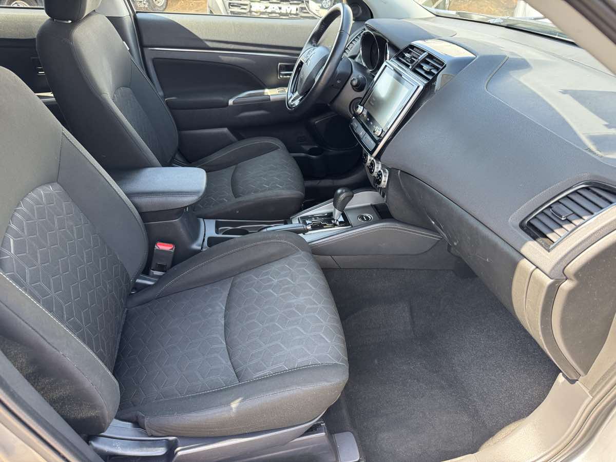 Mitsubishi Outlander Sport photo 16